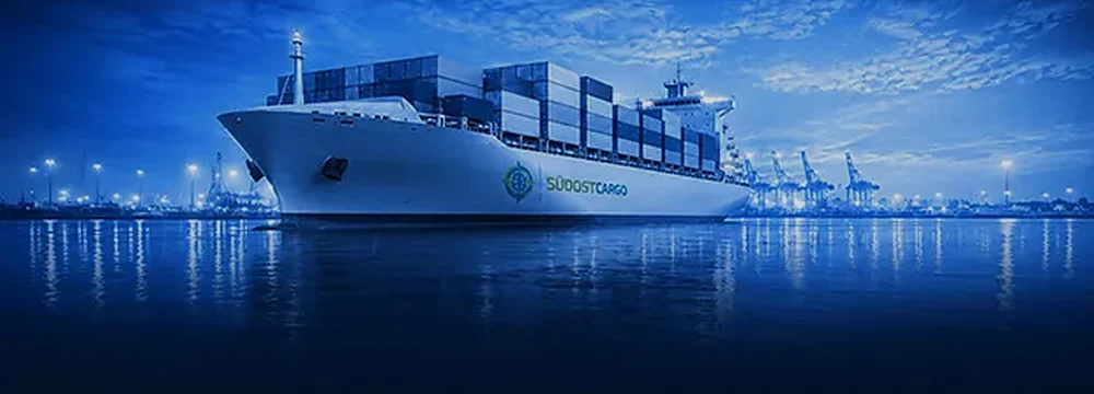 Containerschiff von Südost Cargo im Hafen bei Nacht